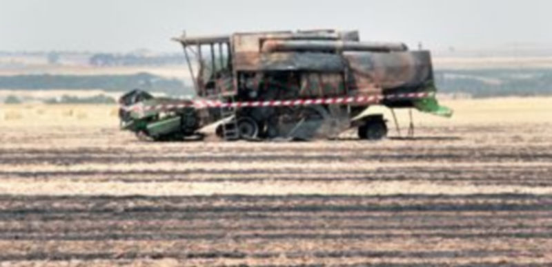 Imagen de archivo de la cosechadora quemada que provocó un incendio en el pueblo Martín Miguel / Florentino Descalzo
