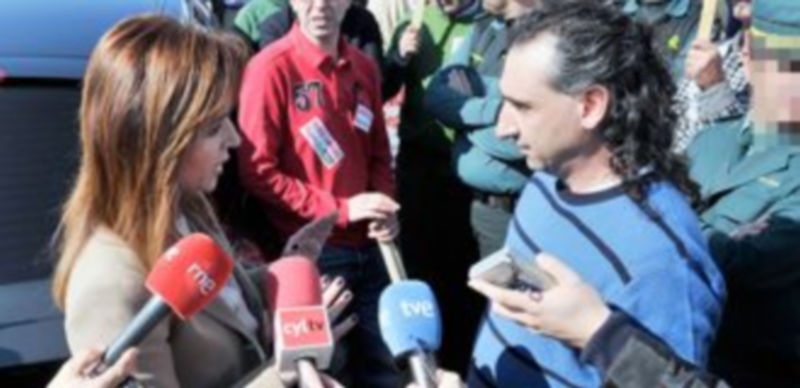 Silvia Clemente y José Manuel González Palacín conversando en el momento de la protesta de los miembros de UCCL. / A.K.