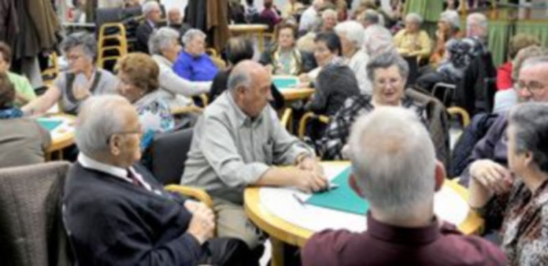 Imagen de archivo de grupos de jubilados en las instalaciones del Hogar Centro de Segovia capital. / Kamarero