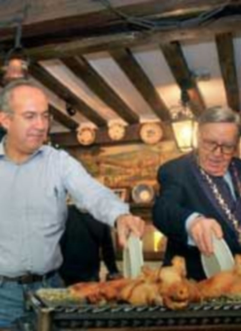 Felipe Calderón cortó el cochinillo