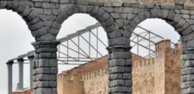 IU sostiene que las cerchas metálicas suponen un impacto visual negativo y no puede permanecer de forma indefinida. / A. K.