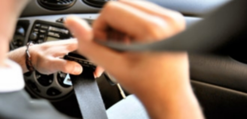 El conductor que no utilice el cinturón de seguridad se arriesga a una sanción económica de 200 euros. / Kamarero