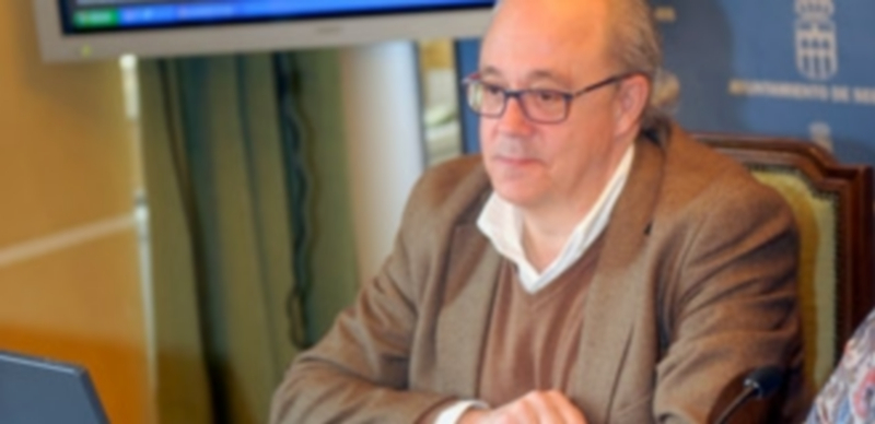 El concejal Alfonso Reguera explicó el procedimiento. / Kamarero