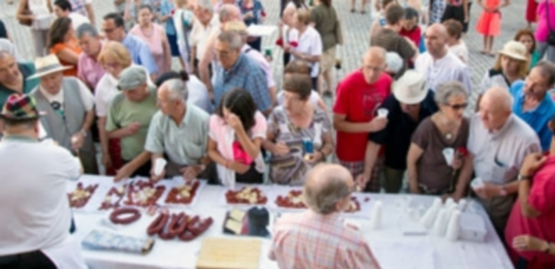 La Asociación de Camareros prepara ya la becerrada 1 Los camareros compartieron un aperitivo tras la misa solemne celebrada ayer en San Millán./ Kamarero