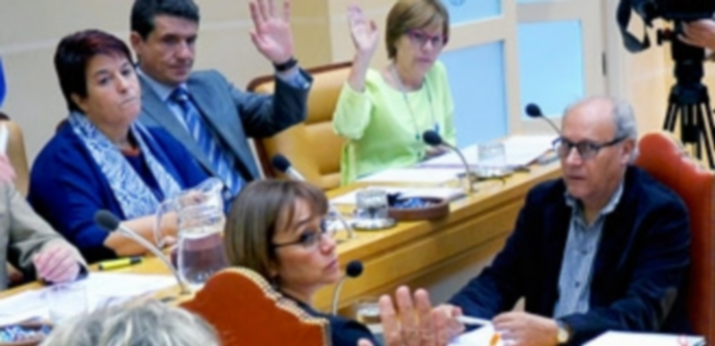 Que intervenga el interventor 1 El interventor se sienta junto a la secretaria general en los plenos. / Kamarero