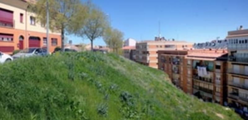 Viviendas de la zona de la avenida de Obispo Quesada quedan sin acceso por el talud. / Kamarero