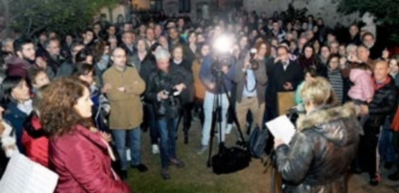 Desde el recuerdo a Machado 1 La lectura de poemas en el patio de entrada de la Casa-Museo de Antonio Machado la tarde del 22 de febrero se ha convertido con los años en todo un ritual laico. / KAMARERO