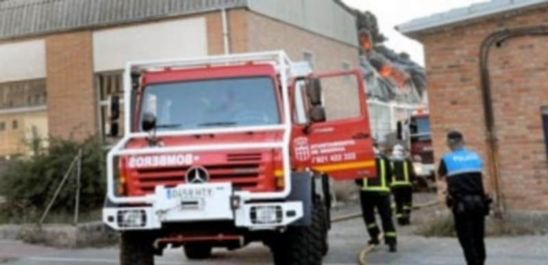 Un total de 26 efectivos del Servicio de Extinción de Incendios de Segovia participó en el dispositivo. / KAMARERO