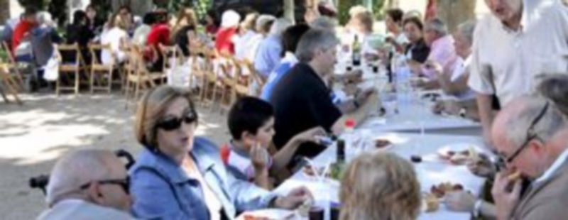 Los vecinos de San Andrés en la plaza de la Merced durante la celebración del Día del Vecino en 2008. / Kamarero