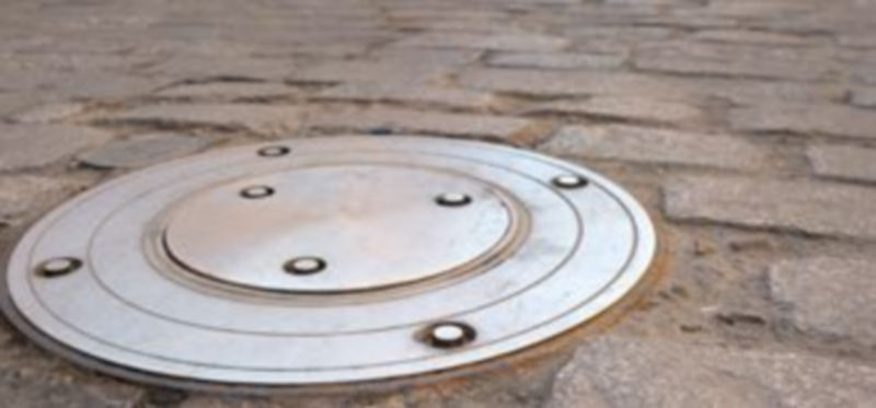 Los bolardos retráctiles serán sustituidos por un sistema de lectura de matrículas a partir de enero. / KAMARERO