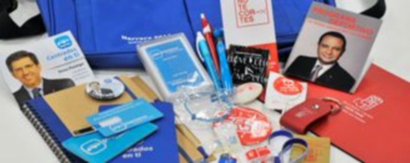 Algunos de los objetos promocionales de los partidos para estas elecciones municipales y autonómicas. / Kamarero