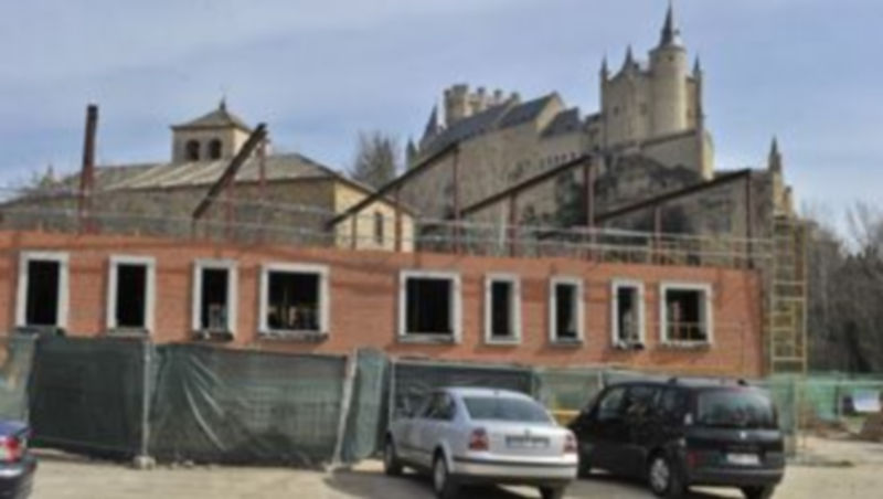 El polémico edificio se levanta junto a la explanada del Eresma. / Kamarero.