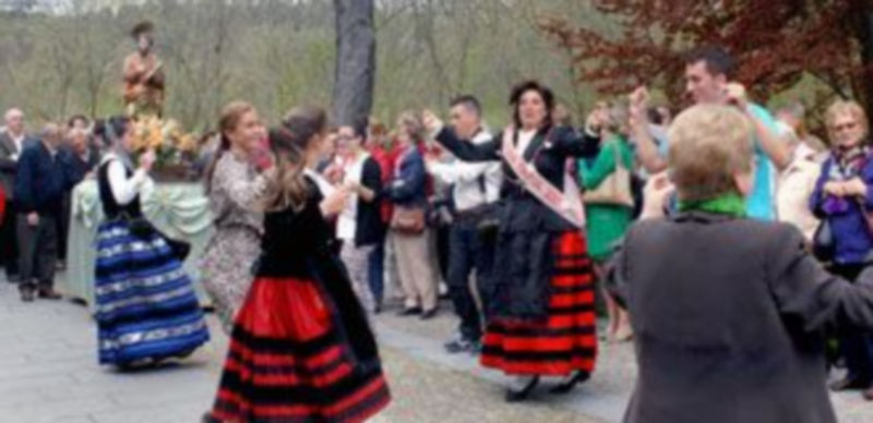 Las jotas se sucedieron durante toda la procesión