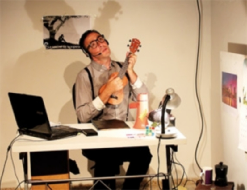 J. R. Carralero escribe y protagoniza ‘Amor en la extensión 86’. / M. G.