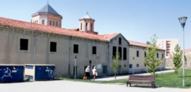 Los participantes en una de las acciones continuarán rehabilitando los pabellones traseros de La Cárcel. / NEREA LLORENTE