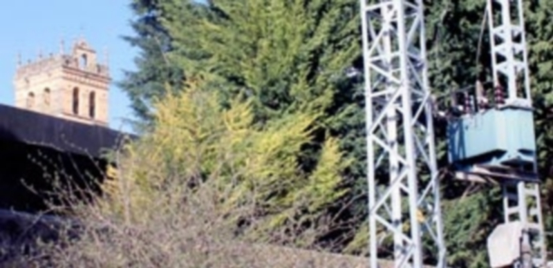 El edil de Izquierda Unida quiere que el Ayuntamiento gestione la retirada de torretas del tendido eléctrico. / E. A.