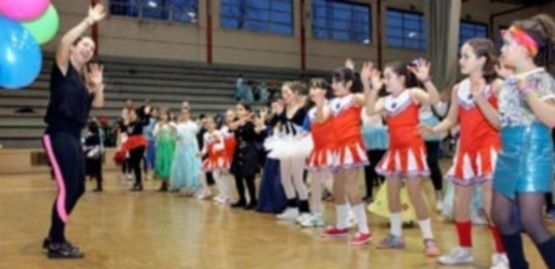 Una de las monitoras de la Concejalía de Cultura realizó coreografías con los niños
