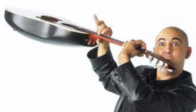 Riki López combina monólogos con canciones interpretadas con guitarra./E. A.