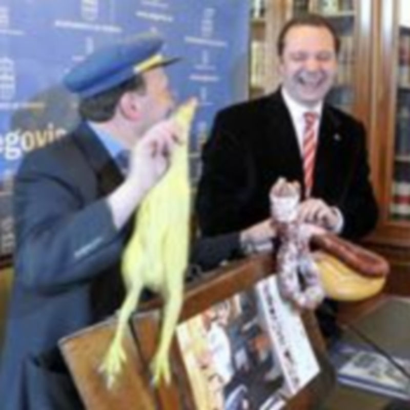 El alcalde y Francisco del Caño bromean durante la presentación. / Juan Martín