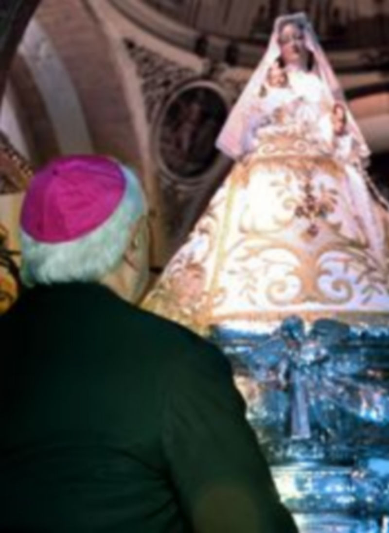 Monseñor Rubio subió al camarín para comprobar “in situ” los daños causados a la imagen./KAMARERO