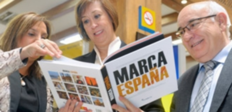 Marta Martín muestra a la subdelegada del Gobierno la publicación en presencia de Javier Castro./ Kamarero