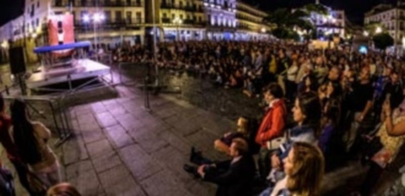 Completo por luna llena 1 Mucho público siguiendo el espectáculo Collage