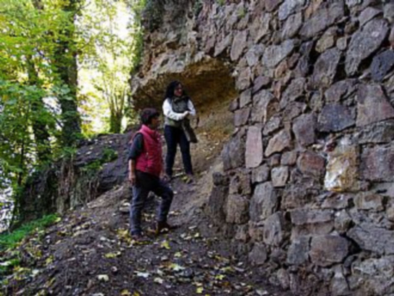 La concejala de Patrimonio Histórico visitó personalmente las obras que se ejecutan en la Muralla. / El Adelantado