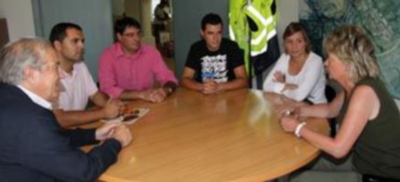 Imagen de la reunión que mantuvieron los integrantes de la junta directiva de AELEH con los concejales. / El Adelantado