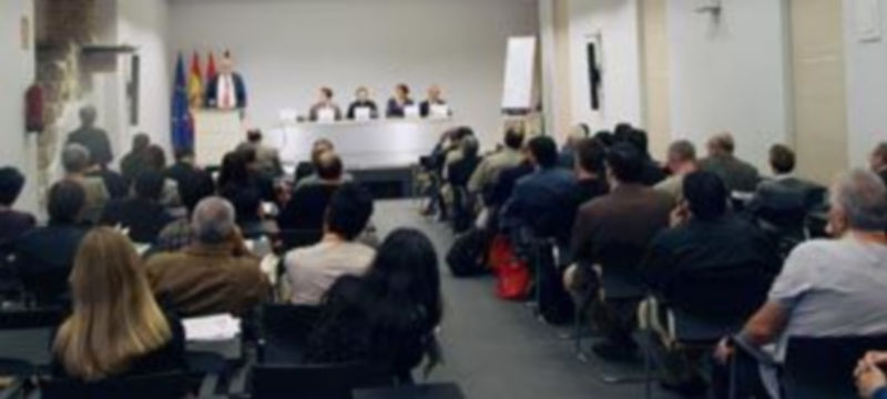 La sala de conferencias de IE Universidad alberga las sesiones de trabajo del congreso. / El Adelantado.