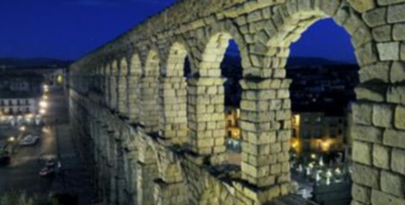 El  Acueducto padece algunos problemas que amenazan su conservación. / Juan Martín