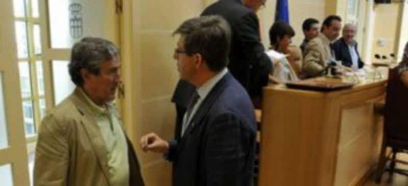 Postigo conversa con Peñalosa antes de comenzar el pleno