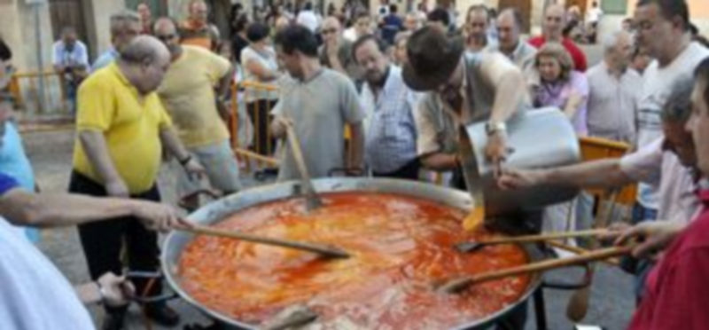 El histórico mesón Casa Paco ofreció gratuitamente una inmensa tortilla de 1.500 huevos. / Juan Martín