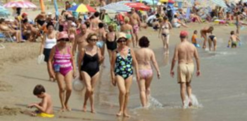 Numerosos segovianos podrán disfrutar de la playa en Benidorm durante el mes de octubre. / Juan Martín