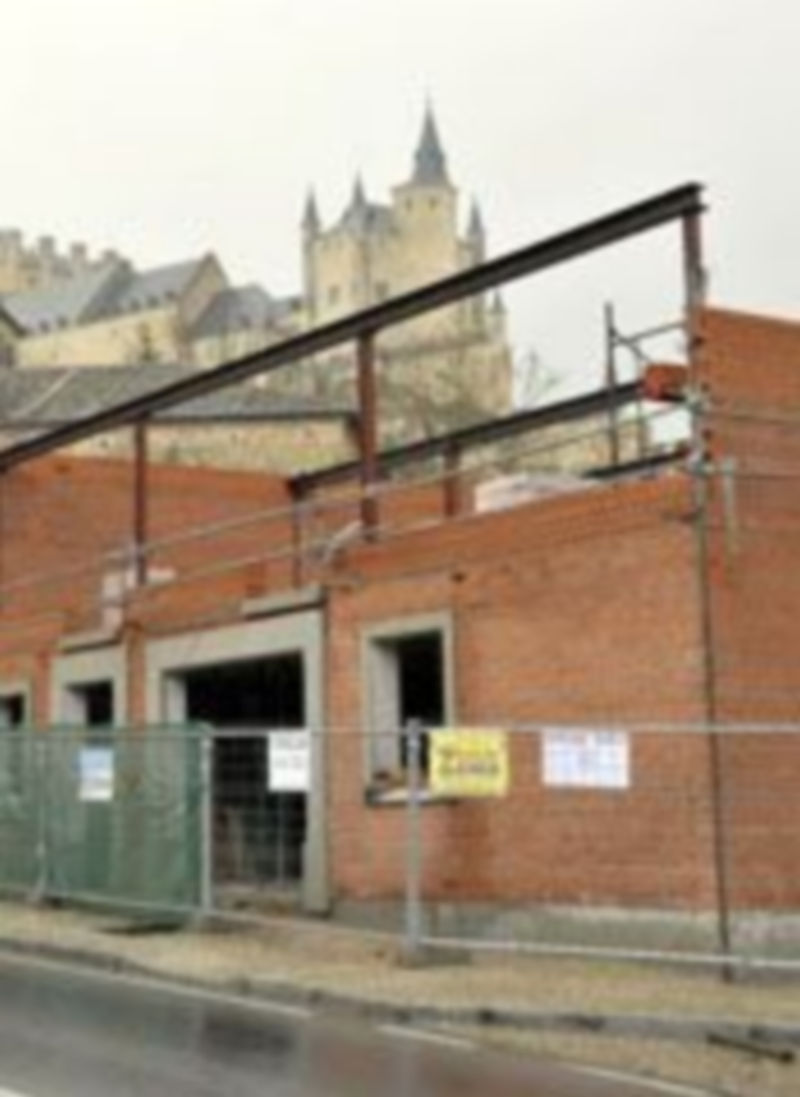 Varios colectivos han denunciado que el edificio en construcción ocultará las vistas del Alcázar. / Juan Martín