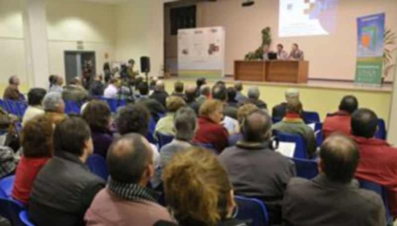 Los vecinos llenaron el salón de actos del Centro Social para escuchar las conclusiones del estudio. / Juan Martín