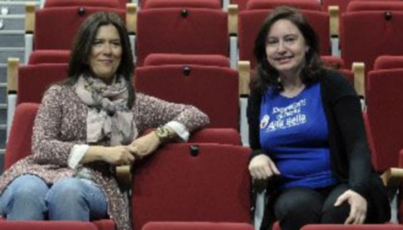 La periodista Esther Martín Agejas y Ana Bella