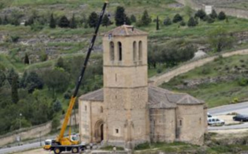 Fue necesaria una grúa para acceder a la parte más alta de la torre. / J.Martín
