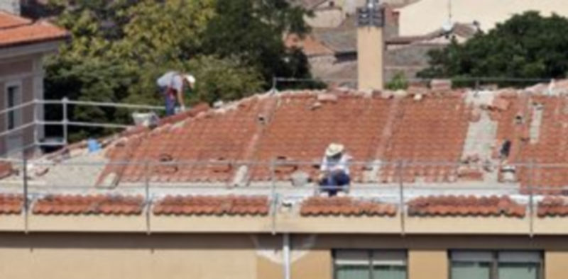 Las obras en la cubierta del colegio han comenzado hace pocos días. / Juan Martín