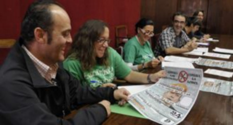 Varios representantes de la plataforma lucieron la camiseta de la ‘marea verde’ en la presentación de las movilizaciones./ J.M.