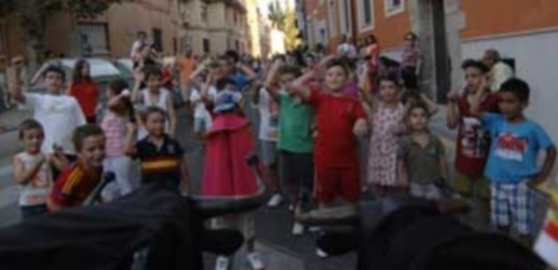 Los encierros infantiles animaron la Semana Cultural de San Lorenzo 1 Momento de los encierros infantiles celebrados ayer en las calles del barrio