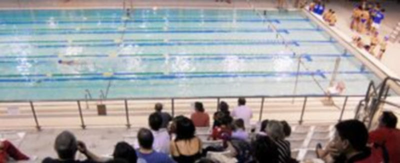 Los bañistas han sufrido el descenso de la temperatura ambiente en el interior de la piscina en las últimas semanas. /KAMARERO