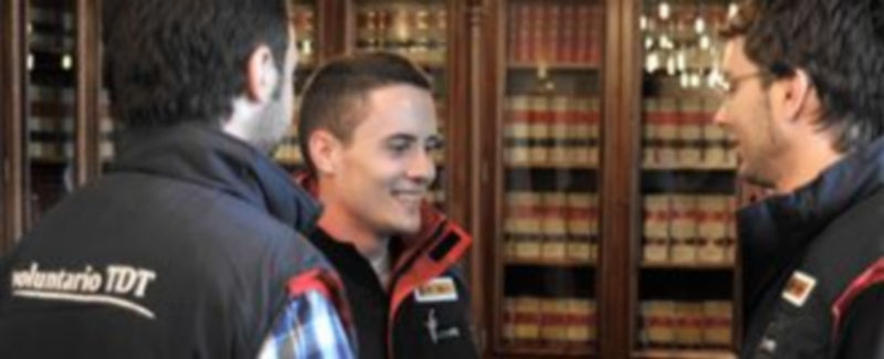 Voluntarios que participaron en la campaña para instalar la TDT en los hogares de las personas mayores./KAMARERO