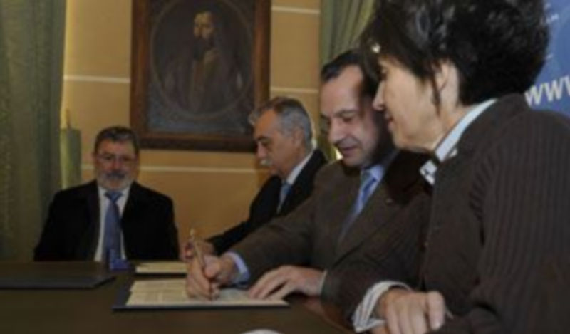 Arahuetes y los representantes de Telvent firman el convenio en presencia de la edil de Tráfico