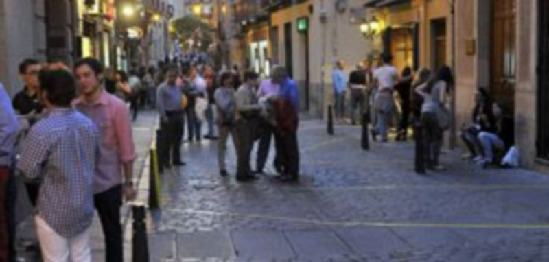 En la calle Infanta Isabel el Ayuntamiento podría no autorizar nuevas licencias a bares y discotecas por la ley del ruido. /A.K.