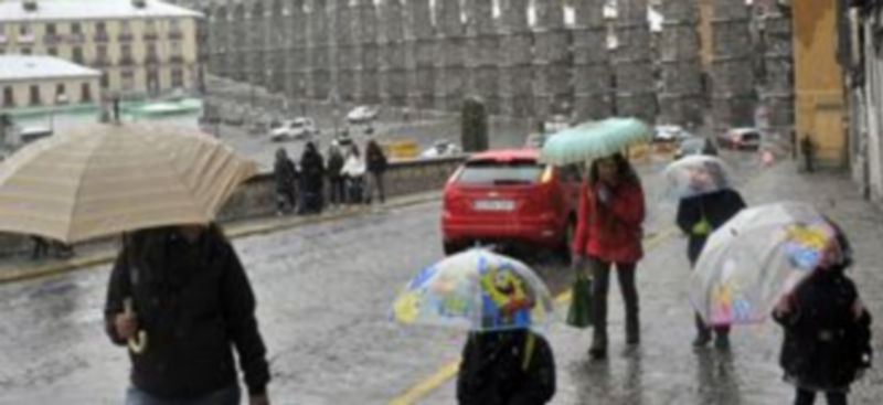 La nieve sorprendió el lunes a los segovianos. / Kamarero