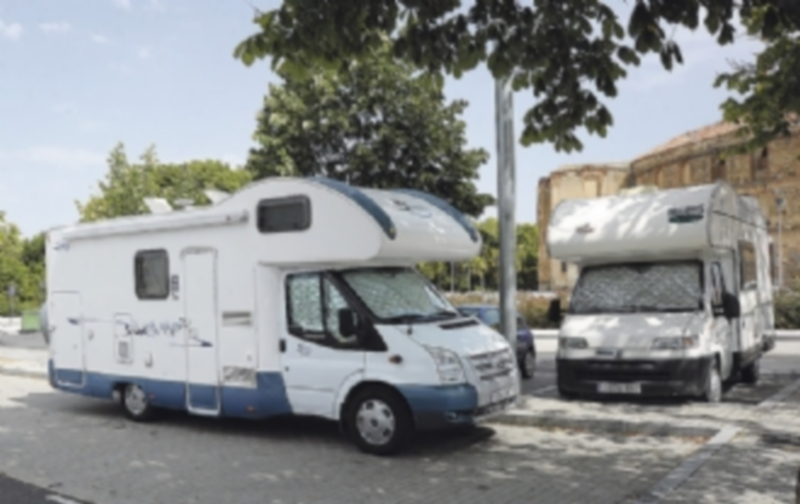 Varias autocaravanas aparcadas en la zona habilitada a tal efecto junto a la plaza de Toros. /Kamarero