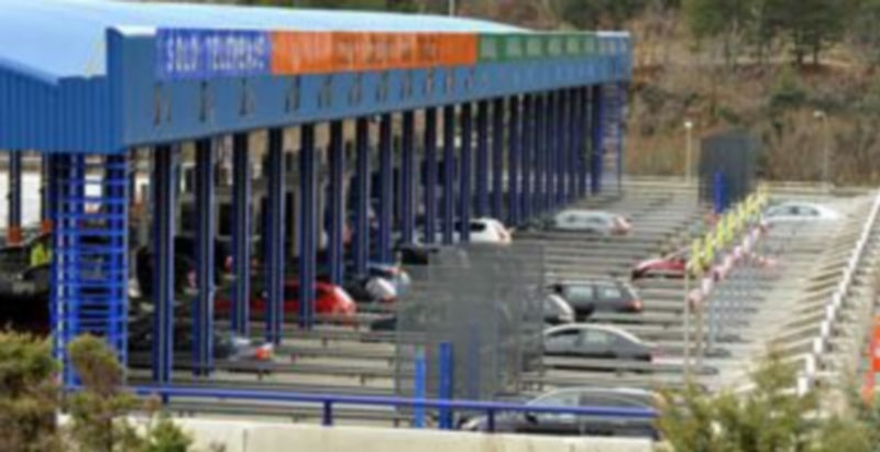 Imagen de la playa de peajes de la autopista AP-6 a su paso por el término municipal de San Rafael. / Pedro L. Merino