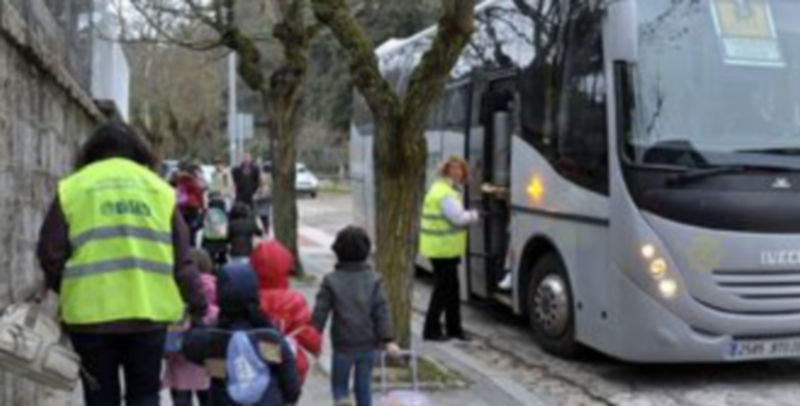 Los instantes inmediatos al momento de subir o bajar de los vehículos pueden acarrear peligro de atropellos. / Pedro Merino
