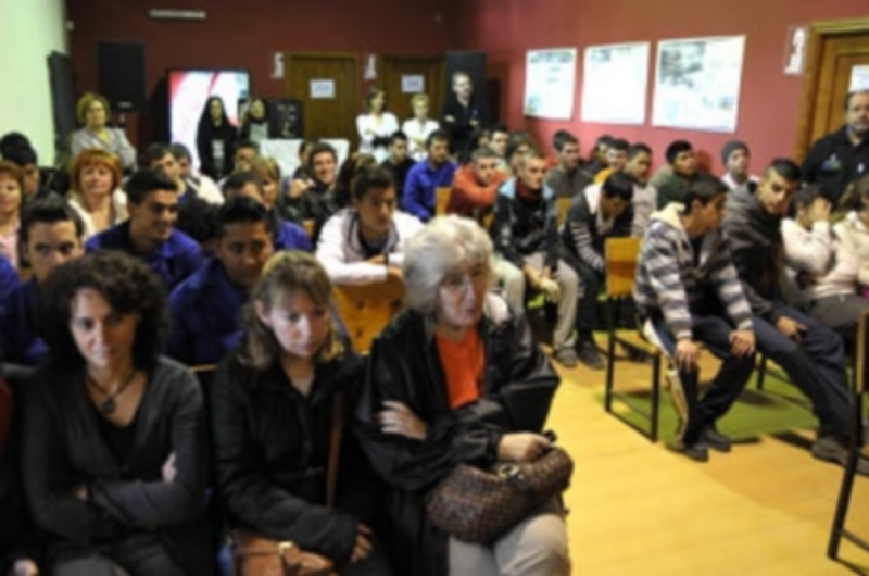 Beneficiarios de los programas de empleo del Ayuntamiento de Segovia en un acto de noviembre de 2011. / A. Benavente