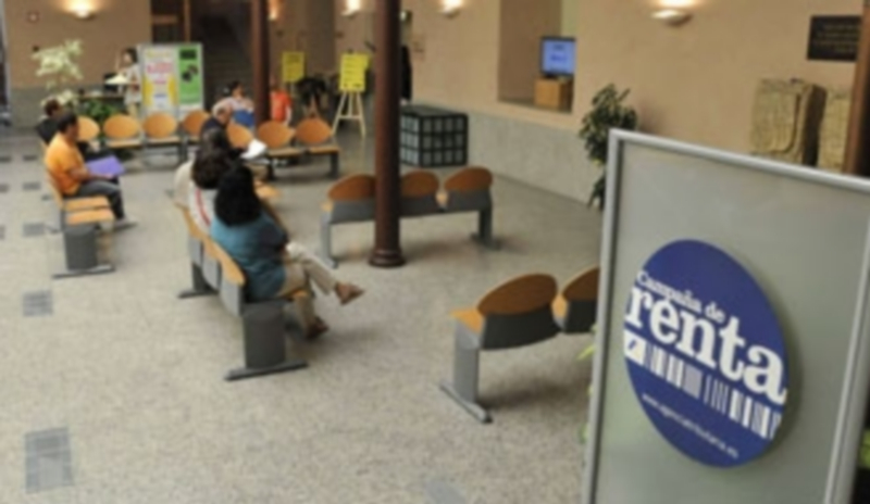 Algunos contribuyentes esperan su turno para ser atendidos en la sede de la Agencia Tributaria de Segovia. / Juan Martín